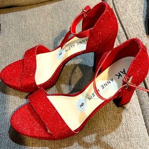 Heel for women size 9 colors red